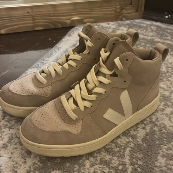 Veja V-15 Women’s 8 - Picture 3 of 5